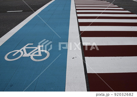 富山市の横断歩道 92032682