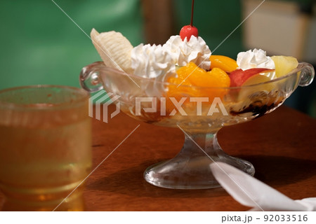ガラスの器に盛られた昭和レトロなプリンアラモード ガラスの器に盛られた昭和レトロなプリンアラモード 92033516