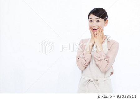 笑顔でびっくりしている30代の主婦 92033811