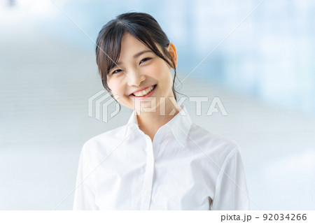 若い女性社員　新人　新入社員 92034266