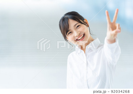 若い女性社員 新人 新入社員 若い女性社員 新人 新入社員 92034268