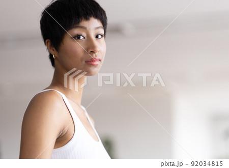 タンクトップの綺麗な女性の写真素材 [92034815] PIXTA