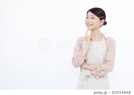 笑顔で考えている30代の主婦 92034848