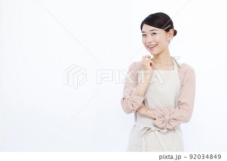 笑顔で考えている30代の主婦 92034849