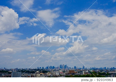 都市の風景、遠景　大空と超高層ビル群 92034963
