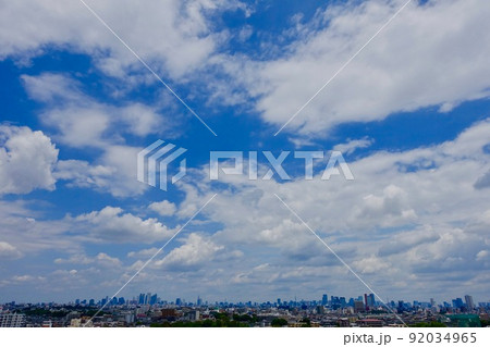 大空と超高層ビル群　都市の風景、遠景 92034965