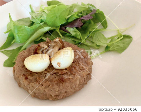 ルッコラのサラダとハンバーグ 写真素材 ルッコラのサラダとハンバーグ 写真素材 92035066