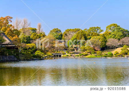 桜の花咲く日本庭園パノラマ風景「観光名所:水前寺成趣園」 桜の花咲く日本庭園パノラマ風景「観光名所:水前寺成趣園」 92035086
