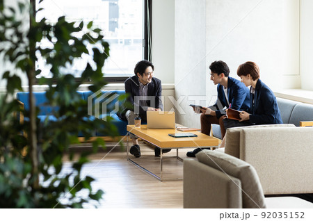 打合せをする若いビジネスマン 打合せをする若いビジネスマン 92035152