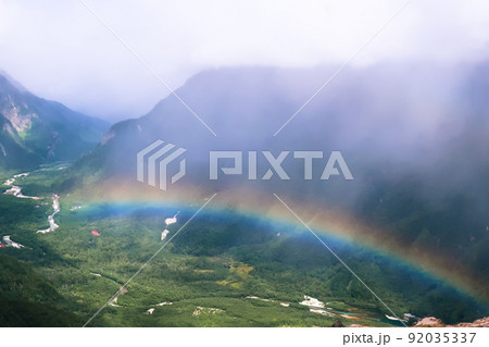 谷に虹がかかる 92035337