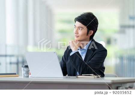 男性会社員　ビジネスマン　サラリーマン　正社員 92035652