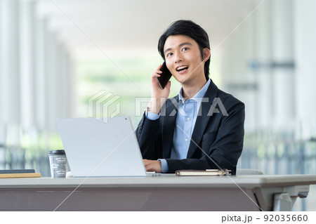 男性会社員　ビジネスマン　サラリーマン　正社員 92035660