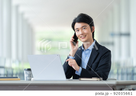 男性会社員　ビジネスマン　サラリーマン　正社員 92035661