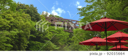 鶴仙渓。石川県加賀市山中温泉。あやとり橋と渓谷と川床。 92035664