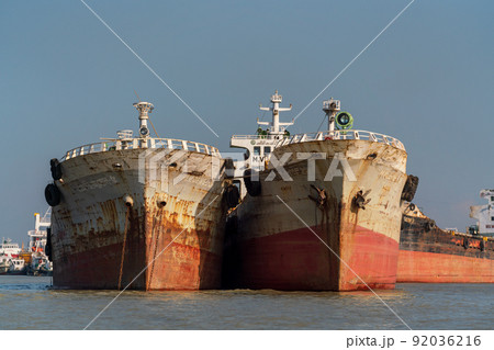 バングラデシュのベンガル湾に停泊する船 92036216
