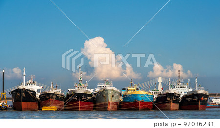 バングラデシュのベンガル湾に停泊する船 92036231