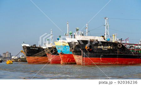 バングラデシュのベンガル湾に停泊する船 バングラデシュのベンガル湾に停泊する船 92036236