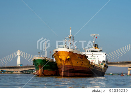 バングラデシュのベンガル湾に停泊する船 バングラデシュのベンガル湾に停泊する船 92036239