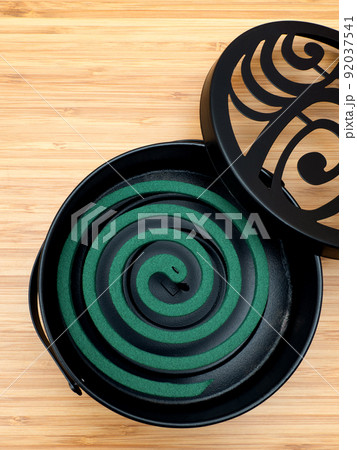 専用の灰皿にセットした蚊取り線香 92037541