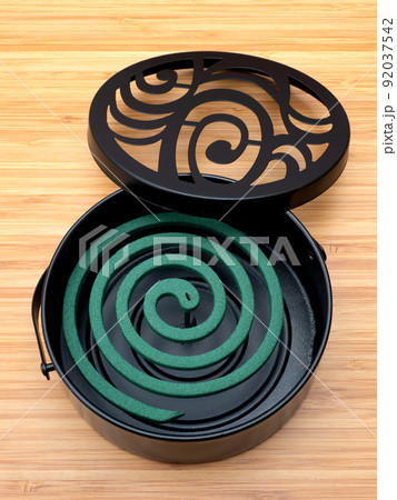 専用の灰皿にセットした蚊取り線香 92037542