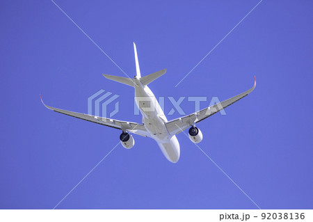 雲一つない青空へ離陸する飛行機 エアバスA350-900 92038136