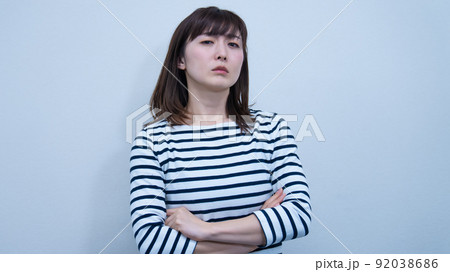 怒りをぶつけるヒステリックな女性 怒りをぶつけるヒステリックな女性 92038686