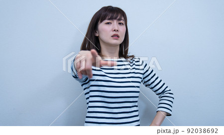 怒りをぶつけるヒステリックな女性 怒りをぶつけるヒステリックな女性 92038692