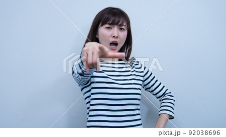 怒りをぶつけるヒステリックな女性 92038696