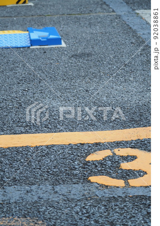コインパークの駐車スペース標示　黄色 92038861