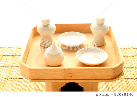 神棚に供えられるお神酒榊をのせる三宝 神棚のイメージ3 92039146