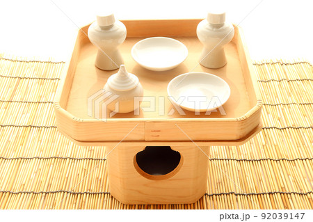 神棚に供えられるお神酒榊をのせる三宝 神棚のイメージ4 神棚に供えられるお神酒榊をのせる三宝 神棚のイメージ4 92039147