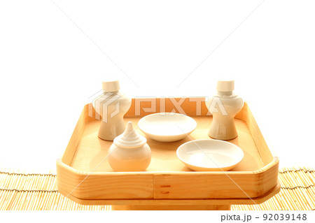 神棚に供えられるお神酒榊をのせる三宝 神棚のイメージ5 92039148