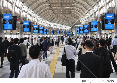 東京都品川駅の連絡通路の風景 東京都品川駅の連絡通路の風景 92039699