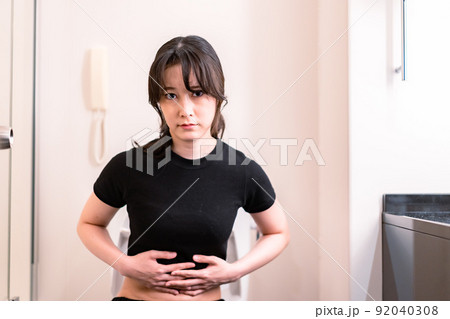 便器に苦しむ若い女性 便器に苦しむ若い女性 92040308