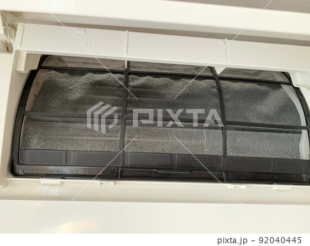 埃で汚れたエアコンのフィルター　写真素材 92040445