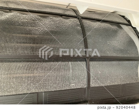埃で汚れたエアコンのフィルター　写真素材 92040448