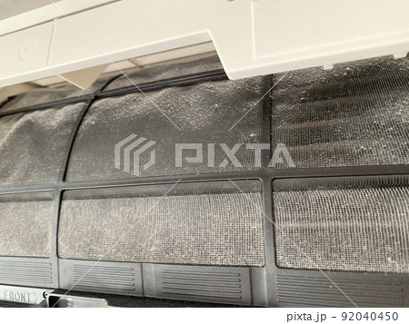 埃で汚れたエアコンのフィルター 写真素材 埃で汚れたエアコンのフィルター 写真素材 92040450