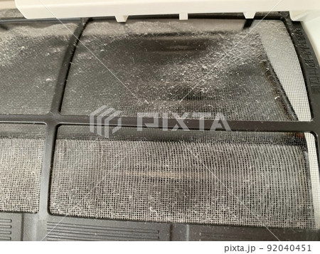埃で汚れたエアコンのフィルター　写真素材 92040451