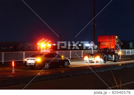 夜間の警察活動 92040576