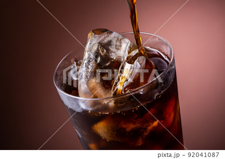 グラスにアイスコーヒーを注ぐ 92041087
