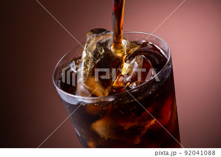 グラスにアイスコーヒーを注ぐ 92041088