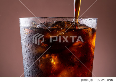 グラスにアイスコーヒーを注ぐ グラスにアイスコーヒーを注ぐ 92041096