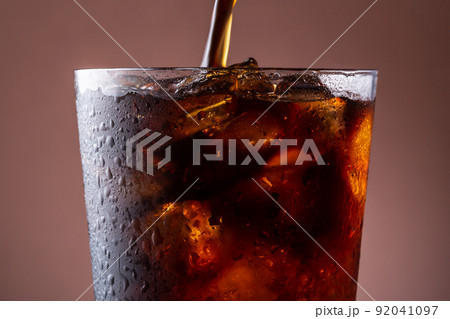 グラスにアイスコーヒーを注ぐ グラスにアイスコーヒーを注ぐ 92041097