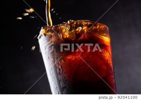 グラスにアイスコーヒーを注ぐ 92041100