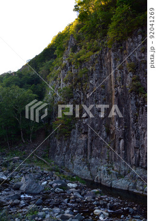 太古より創造された美しき地層の絶壁 92041269