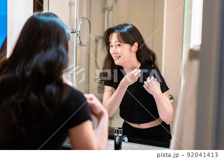 服の汚れを落とす若い女性 服の汚れを落とす若い女性 92041413