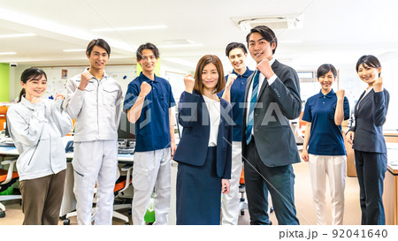 ガッツポーズをするスタッフ 92041640