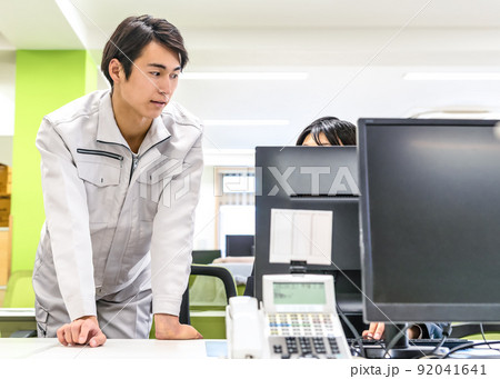 事務処理をする作業スタッフ 92041641