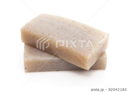 白背景のグレーの板こんにゃく 92042183