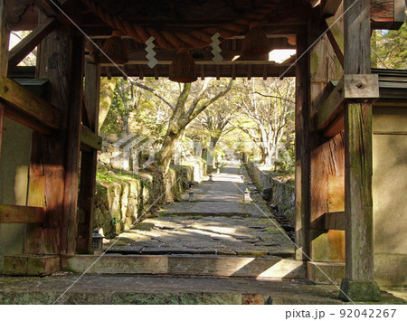 国東半島の両子寺の山門の石畳道 国東半島の両子寺の山門の石畳道 92042267